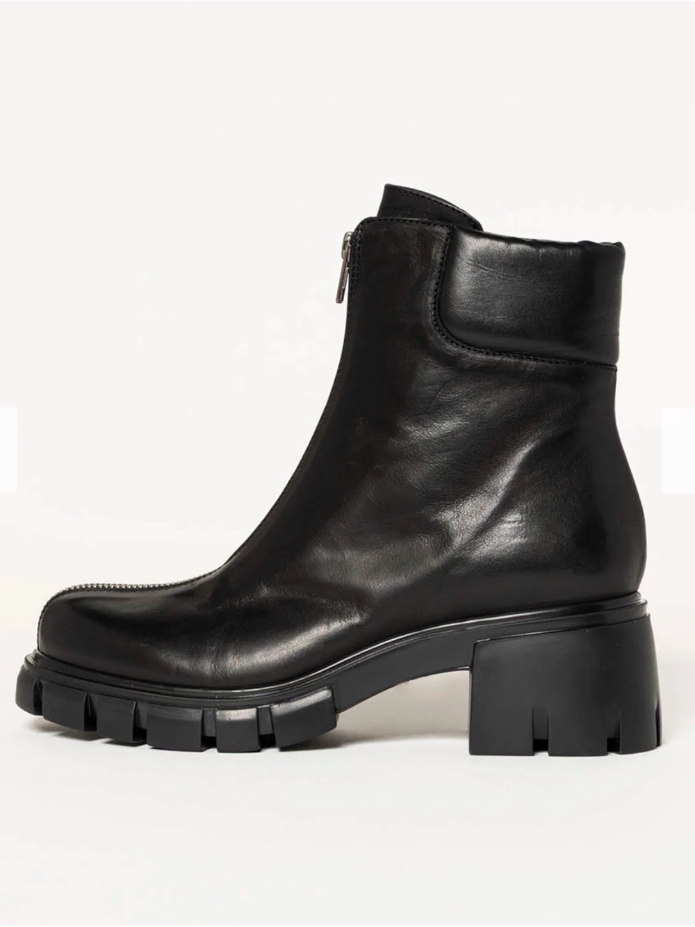 L’idea by Lori Women’s Black Leather Center Zip Ankle Boot Size: 7